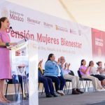 Claudia Sheinbaum y Miguel Ángel Navarro entregan en Santa María del Oro tarjetas de la Pensión Mujeres Bienestar