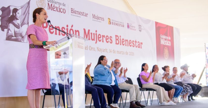 Claudia Sheinbaum y Miguel Ángel Navarro entregan en Santa María del Oro tarjetas de la Pensión Mujeres Bienestar