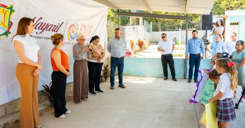 Entrega Beatriz Estrada bienestar a niñas y niños de Huaynamota, municipio de San Blas