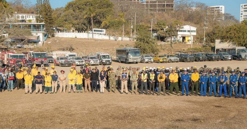 Brigada interinstitucional refuerza labores para sofocar incendio en La Cruz de Huanacaxtle