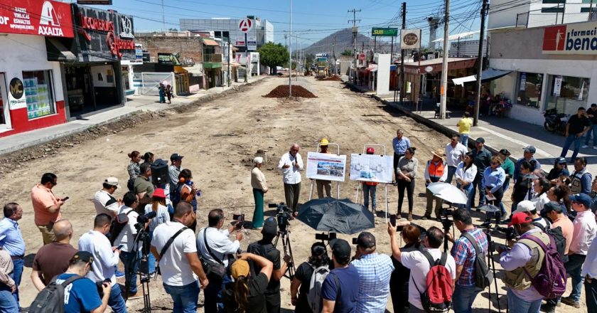 Supervisan Miguel Ángel Navarro y Beatriz Estrada avances en la rehabilitación de la avenida Jacarandas en Tepic