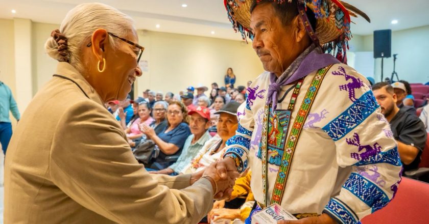 Beatriz Estrada impulsa el bienestar de los adultos mayores con la entrega de prótesis dentales
