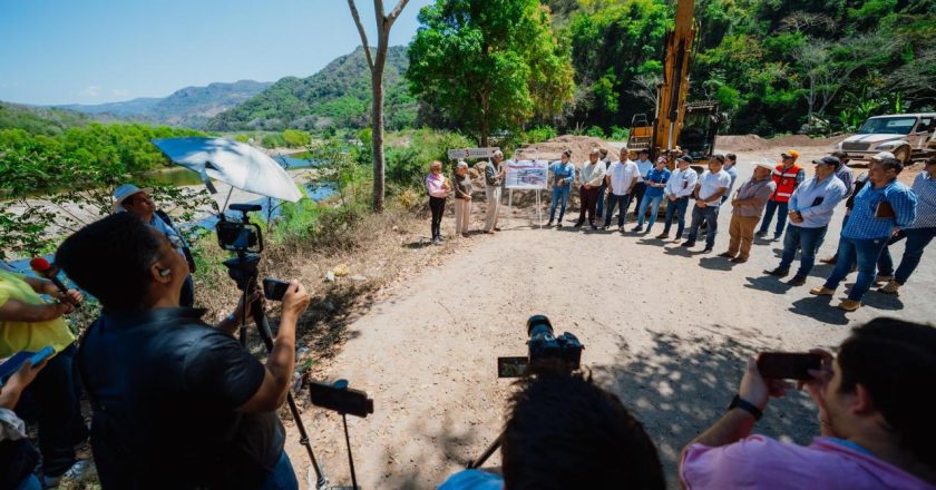 Inicia Miguel Ángel Navarro rehabilitación de la carretera Ruiz–Zacatecas para beneficiar a comunidades serranas