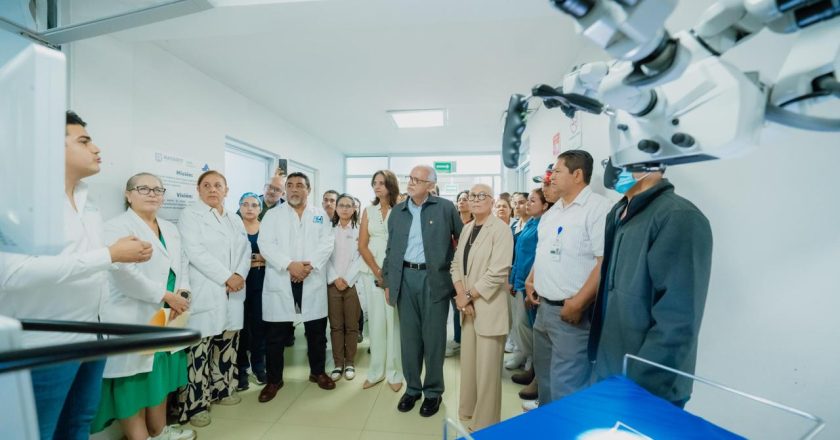 Miguel Ángel Navarro fortalece servicios médicos con primer microscopio quirúrgico de alta especialidad