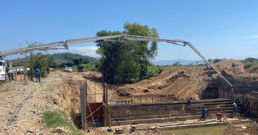 Miguel Ángel Navarro fortalece la actividad agrícola con rehabilitación de represa en Compostela