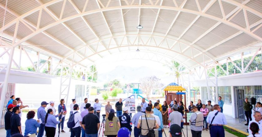 Miguel Ángel Navarro y Beatriz Estrada fortalecen infraestructura educativa en el CAM No. 6 de Compostela