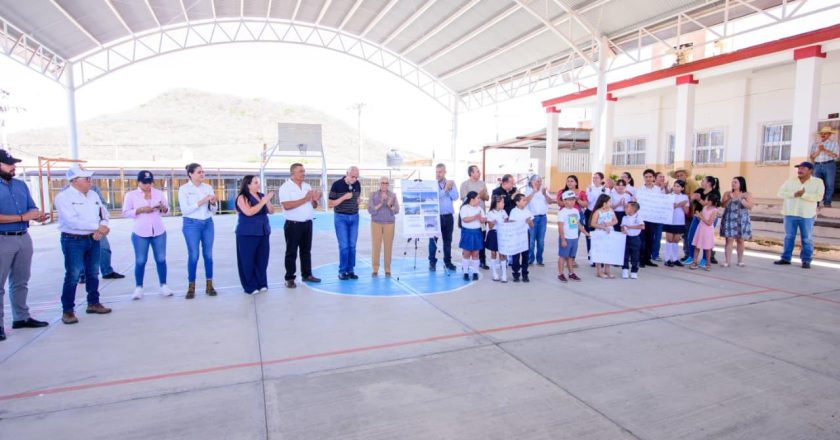 Entregan Miguel Ángel Navarro y Beatriz Estrada domo en primaria Juan Escutia de Compostela