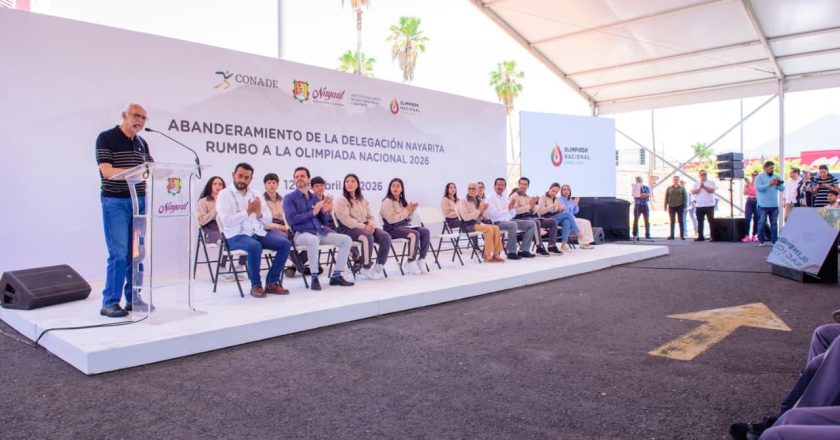 Encabezan Miguel Ángel Navarro y Beatriz Estrada abanderamiento de delegación nayarita