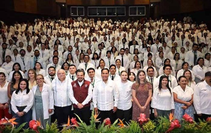 Zoé Robledo y gobernador Eduardo Ramírez dan la bienvenida a 371 médicos especialistas que se incorporan al IMSS Chiapas