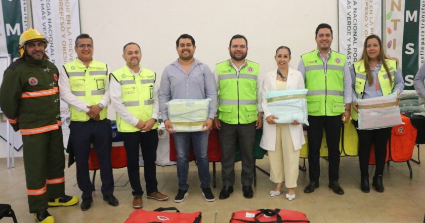 Entregan autoridades del IMSS Nayarit uniformes y equipos a brigadistas de Protección Civil