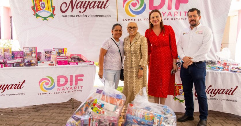 Beatriz Estrada Martínez llevó alegría con la entrega de juguetes en varias colonias