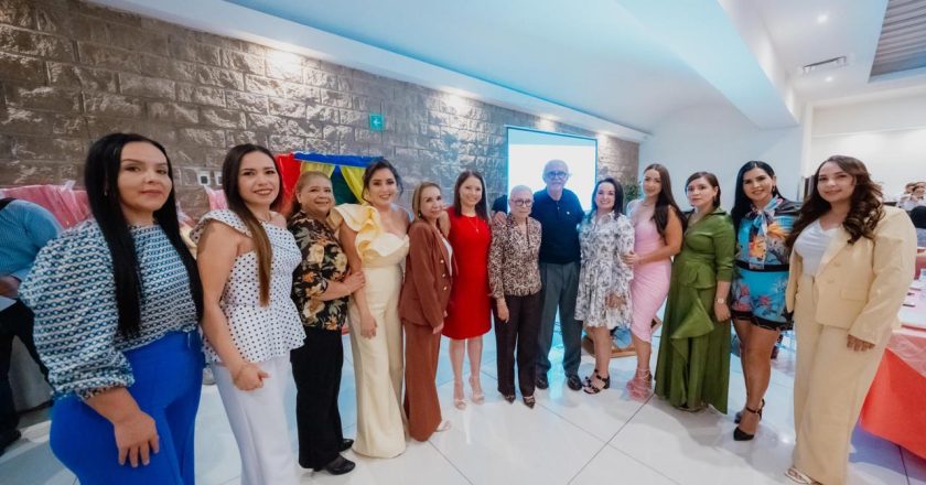 Miguel Ángel Navarro y Beatriz Estrada reconocen labor de educadoras y educadores en Nayarit
