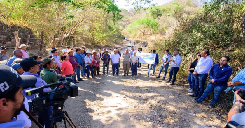 Con obras y compromisos, Miguel Ángel Navarro y Beatriz Estrada concluyen gira en Rosamorada