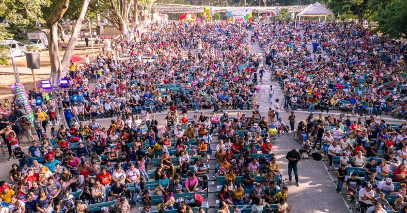 Miguel Ángel Navarro y Beatriz Estrada celebran a la niñez nayarita en el parque La Loma