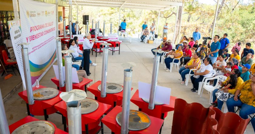 Lleva Beatriz Estrada apoyos que dignifican la vida de familias en El Jaral