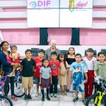 La doctora Beatriz Estrada Martínez entregó bicicletas a niñas y niños