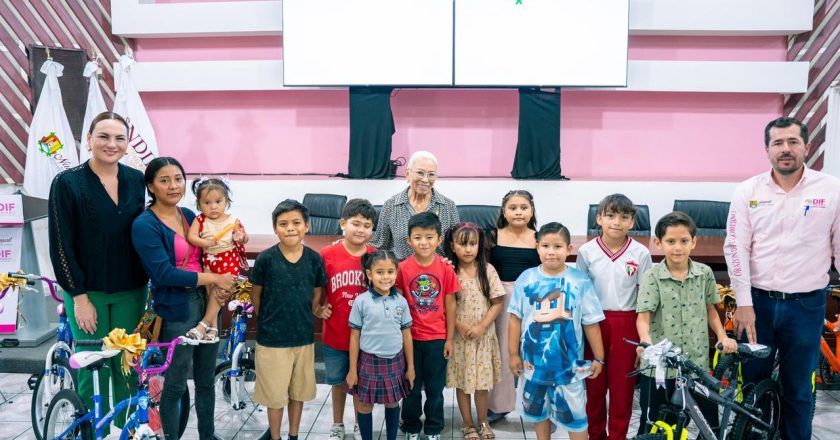 La doctora Beatriz Estrada Martínez entregó bicicletas a niñas y niños