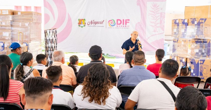 Beatriz Estrada fortalece el equipamiento escolar con entrega de apoyos a planteles educativos