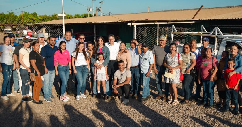 Pável Jarero lleva felicidad a niñas y niños de El Pichilingue