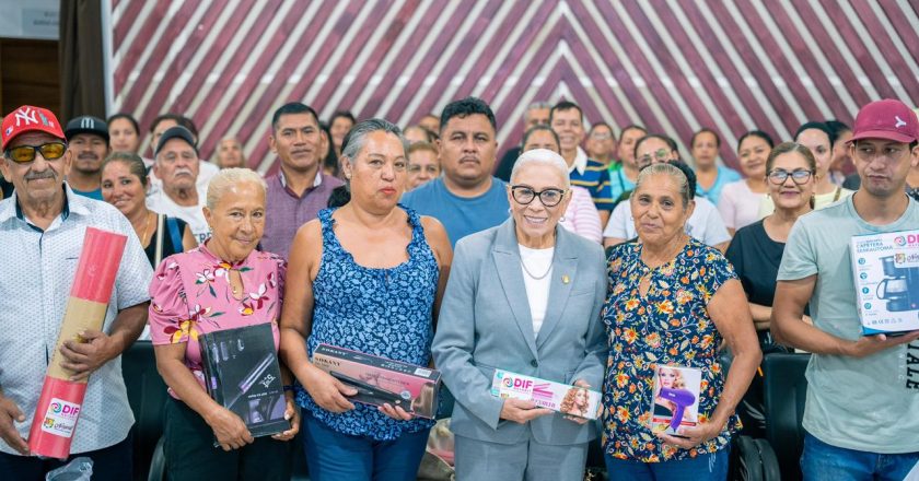 Con afecto y gratitud, Beatriz Estrada reconoce a las madres nayaritas