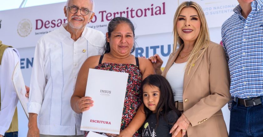 Miguel Ángel Navarro brinda certeza jurídica a familias de Bahía de Banderas