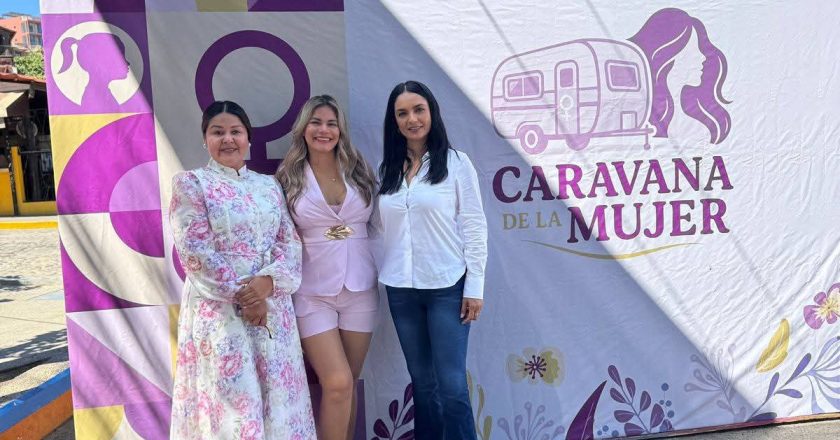 Caravana de la Mujer acercó servicios y programas a mujeres de Sayulita