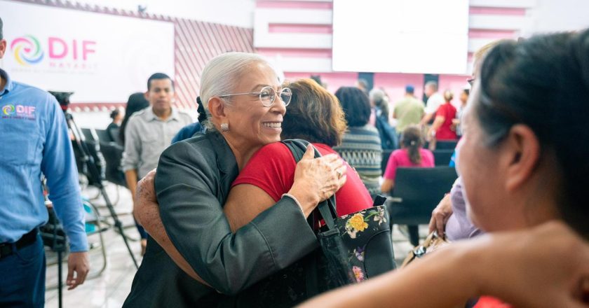 Continúa Beatriz Estrada llevando reconocimiento y cariño a las mamás nayaritas