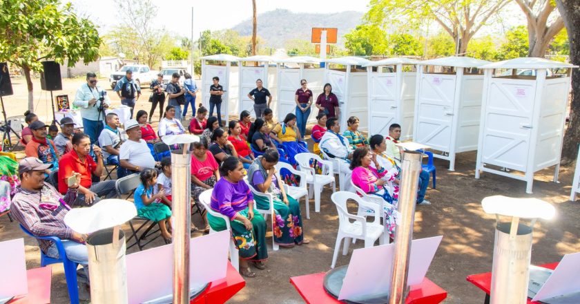La doctora Beatriz Estrada encabezó entrega de estufas y baños ecológicos