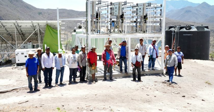 Miguel Ángel Navarro lleva agua purificada a Potrero de la Palmita, en Del Nayar