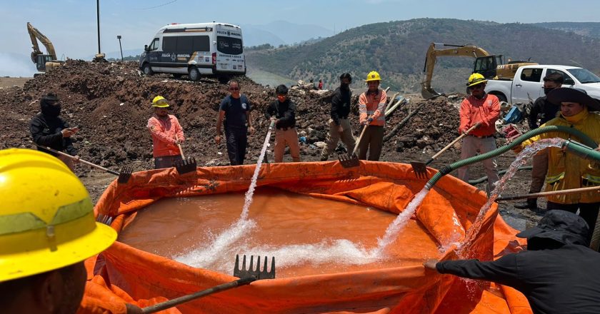 Gobierno de Nayarit apoya en la liquidación de incendio en el relleno sanitario “El Iztete”, en Tepic