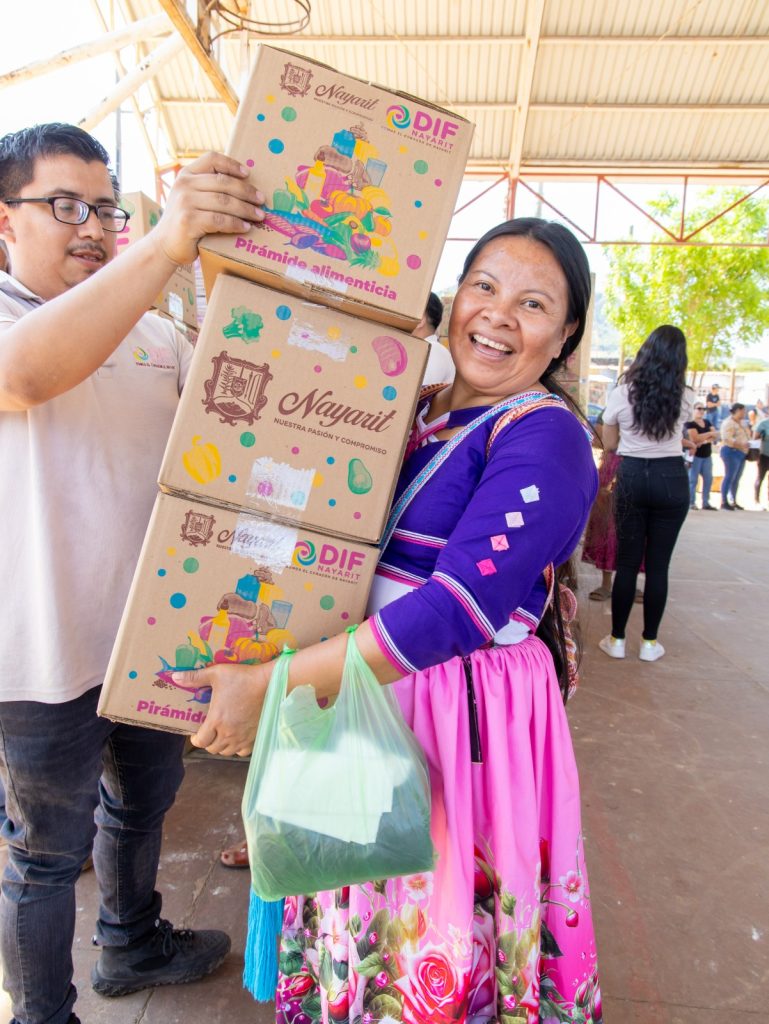 La doctora Beatriz Estrada entregó dotaciones alimentarias del PAB en Tepic