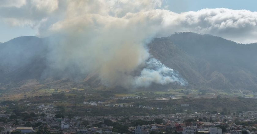 Gobierno del Estado y corporaciones de apoyo atacan un incendio en Cerro de San Juan