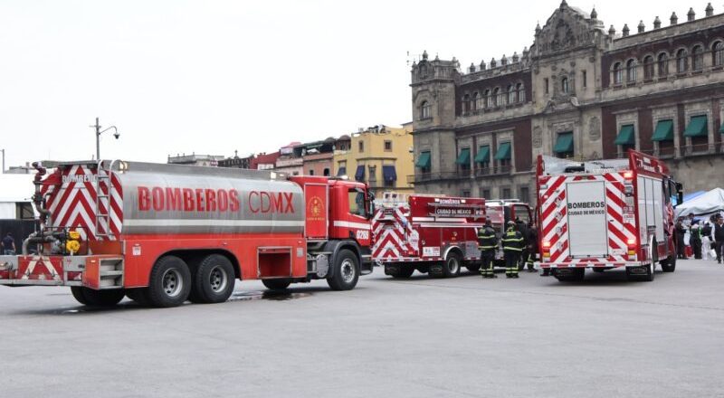 Cuerpos de Emergencia de CDMX Responden a Deflagración en el Zócalo