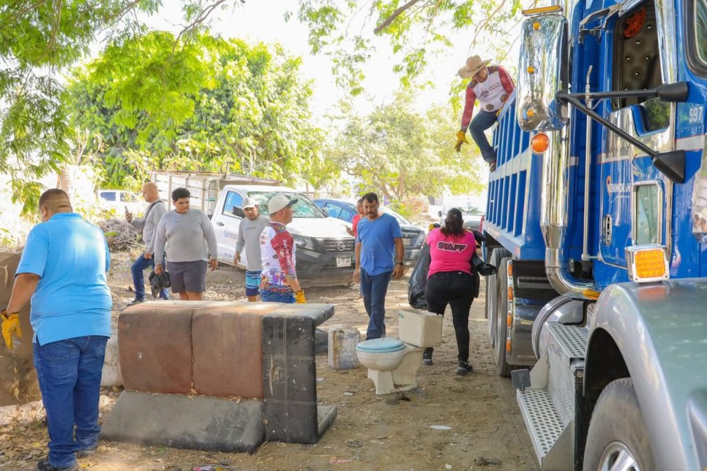 Realizan Jornada del Limpiatón en Valle Dorado con enfoque en limpieza de canales