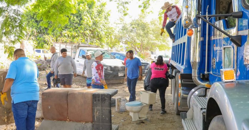Realizan Jornada del Limpiatón en Valle Dorado con enfoque en limpieza de canales