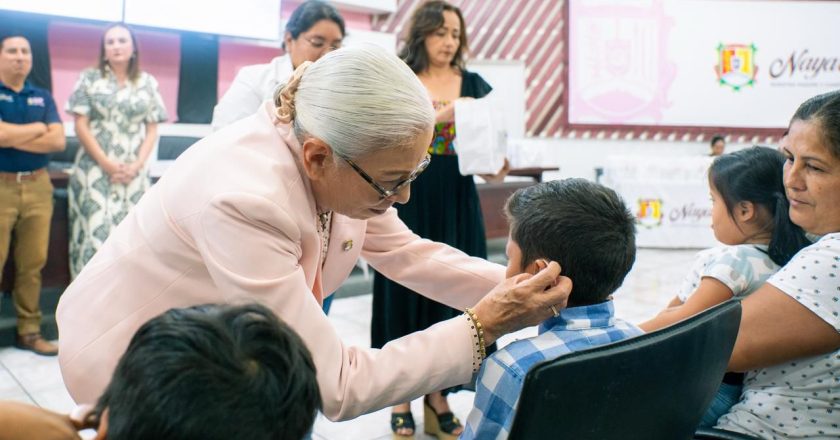 Beatriz Estrada transforma vidas con entrega de aparatos auditivos