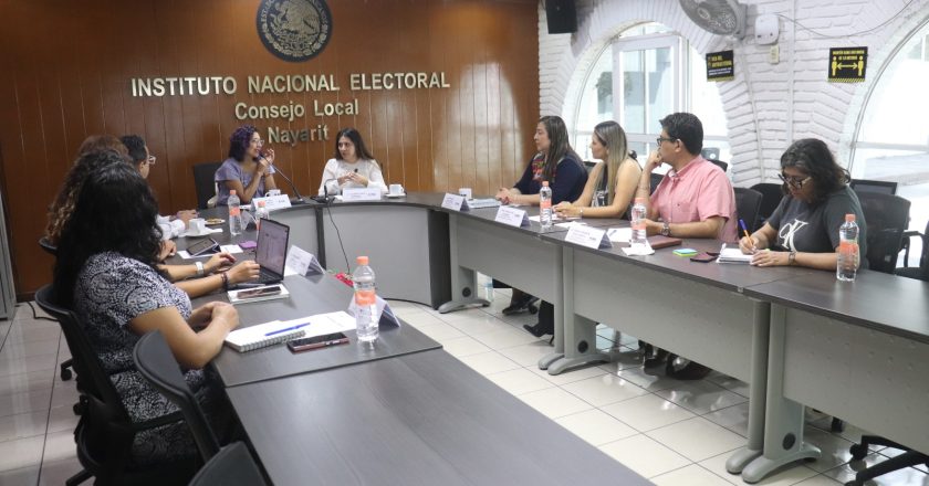 La maestra Rita Bell, Consejera Electoral del INE, se reúne con personal del INE Nayarit