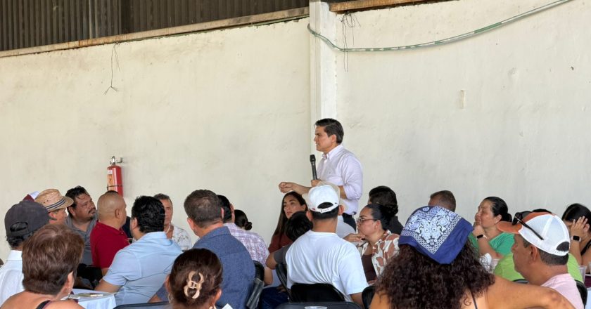 Pável Jarero escucha demanda sobre el panteón municipal en Bahía de Banderas