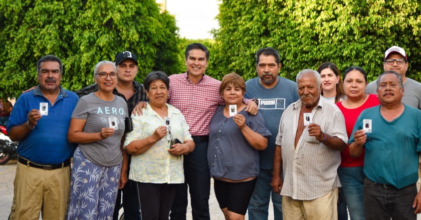 Pavel Jarero continúa en territorio y entrega credenciales a militantes de Morena en Infonavit Los Fresnos