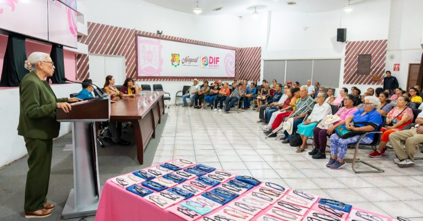 Beatriz Estrada transforma la vida de más de 200 nayaritas con la entrega de lentes graduados