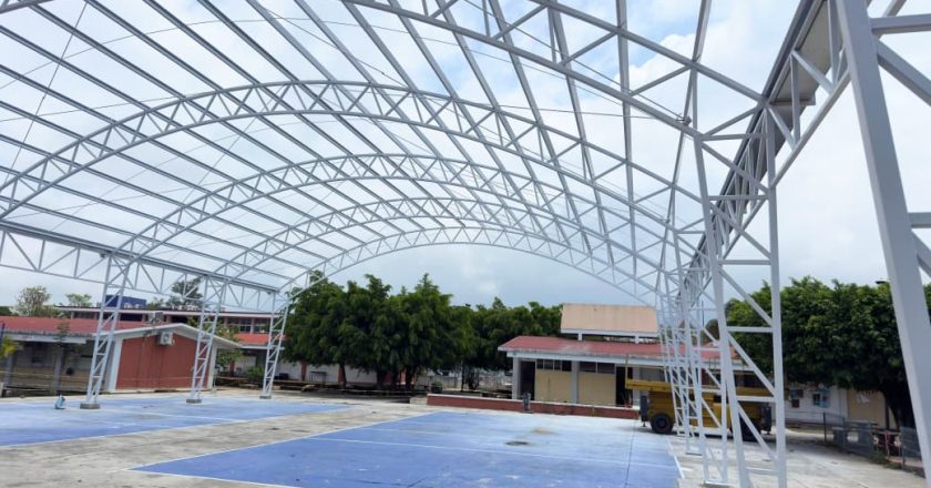 Miguel Angel Navarro Quintero supervisa construcción de obras educativas