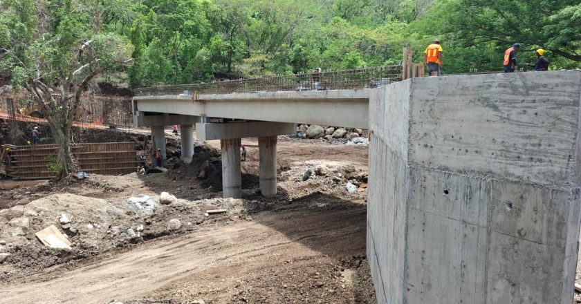 A punto de concluir puente vehicular de El Floreño en Tepic