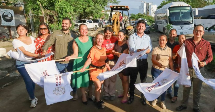 Gobierno de Bahía de Banderas inicia la pavimentación de la calle Amado Nervo en Jarretaderas