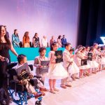Beatriz Estrada Martínez acompaña a niñas y niños del Jardín de Niños Rosa Navarro en su graduación