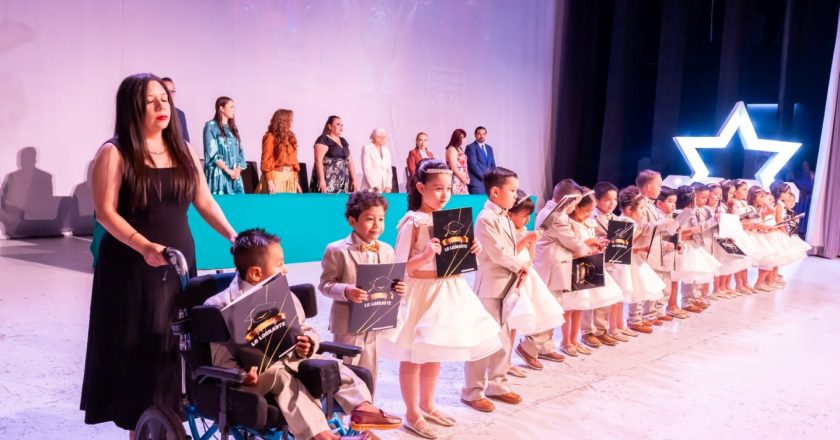 Beatriz Estrada Martínez acompaña a niñas y niños del Jardín de Niños Rosa Navarro en su graduación