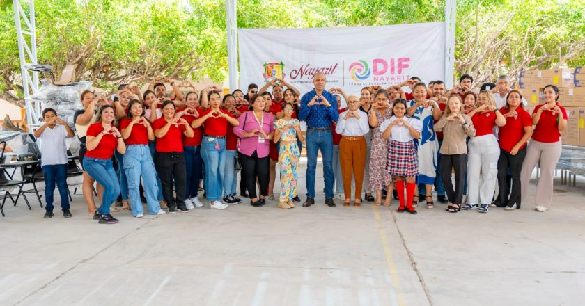 Encabeza Beatriz Estrada entrega de obras y equipamiento escolar en beneficio de niñas y niños de Acaponeta