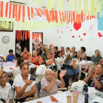 Israel Santillán convive con integrantes del Club de la Tercera Edad de Valle Dorado