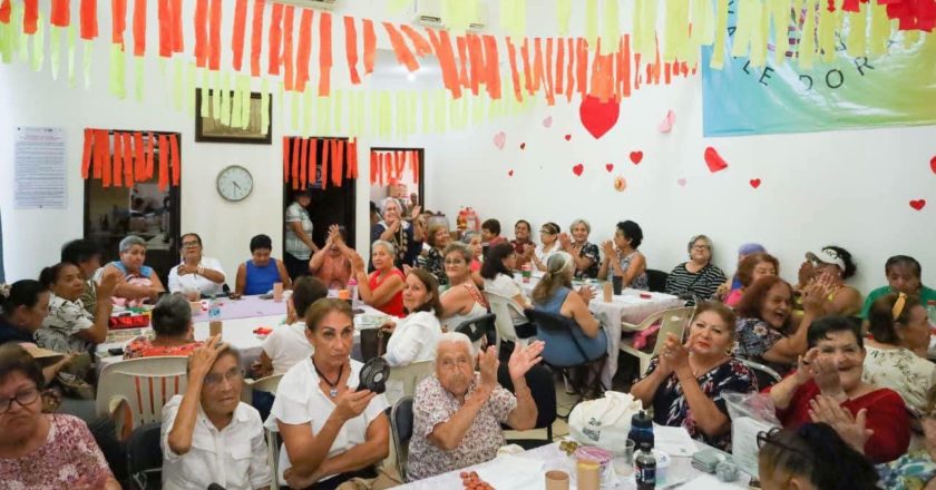 Israel Santillán convive con integrantes del Club de la Tercera Edad de Valle Dorado