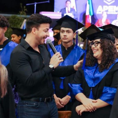 Israel Santillán acompaña a graduados de APEM Bahía de Banderas