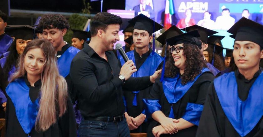 Israel Santillán acompaña a graduados de APEM Bahía de Banderas
